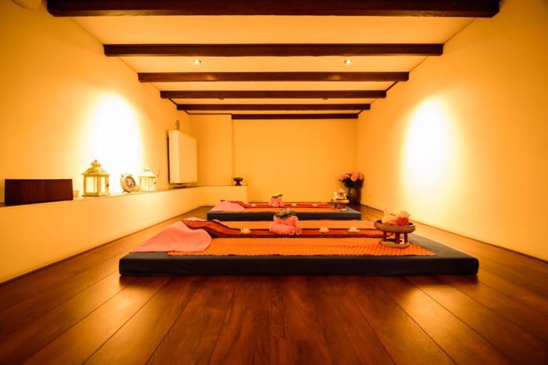 Thaise stijl massagebed in ontspanningsruimte