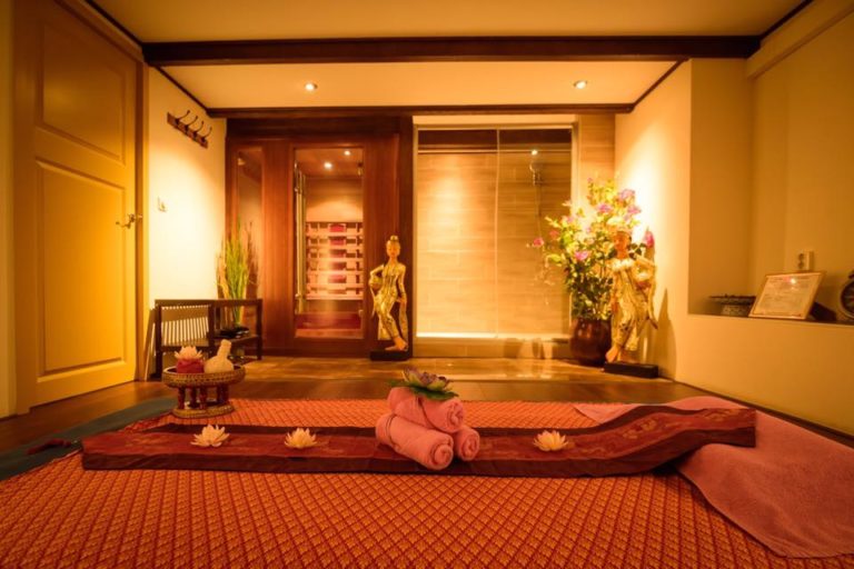 Thaise massagekamer met traditionele decoratie