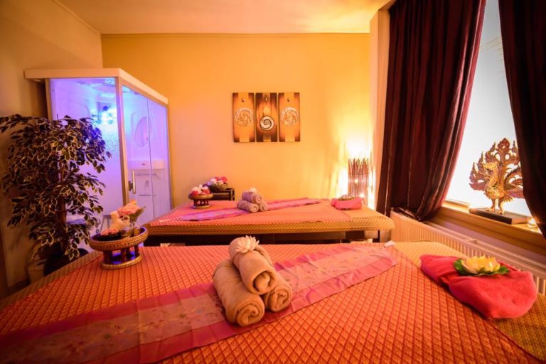 Ontspanningsruimte in een spa met zachte verlichting