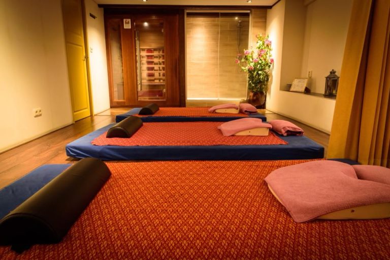 Massagetafel met sfeervolle verlichting