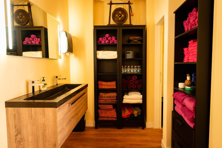 Rustgevende spa kamer met decoratie